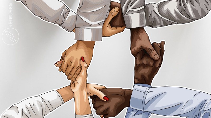 hands hold each other